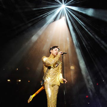 Microphone, Audio equipment, Entertainment, Music artist, Performing arts, Artist, Stage, Singing, Lens flare, Performance, 