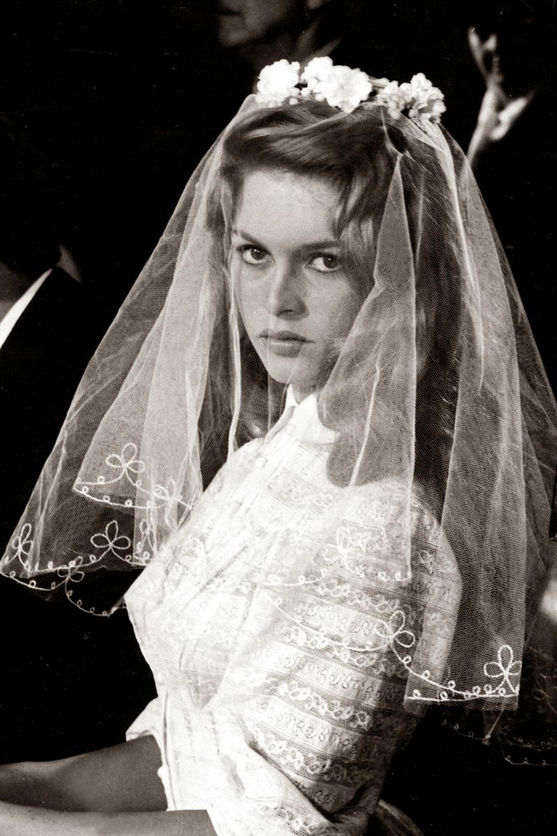 Bridal veil, Veil, Hairstyle, Bridal clothing, Forehead, Eyebrow, Photograph, Bridal accessory, Wedding dress, Bride, 