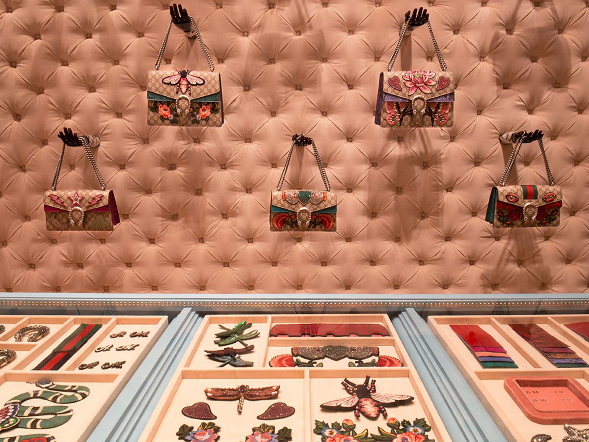 Schuine streep correct invoeren Gucci launches a personalisation service