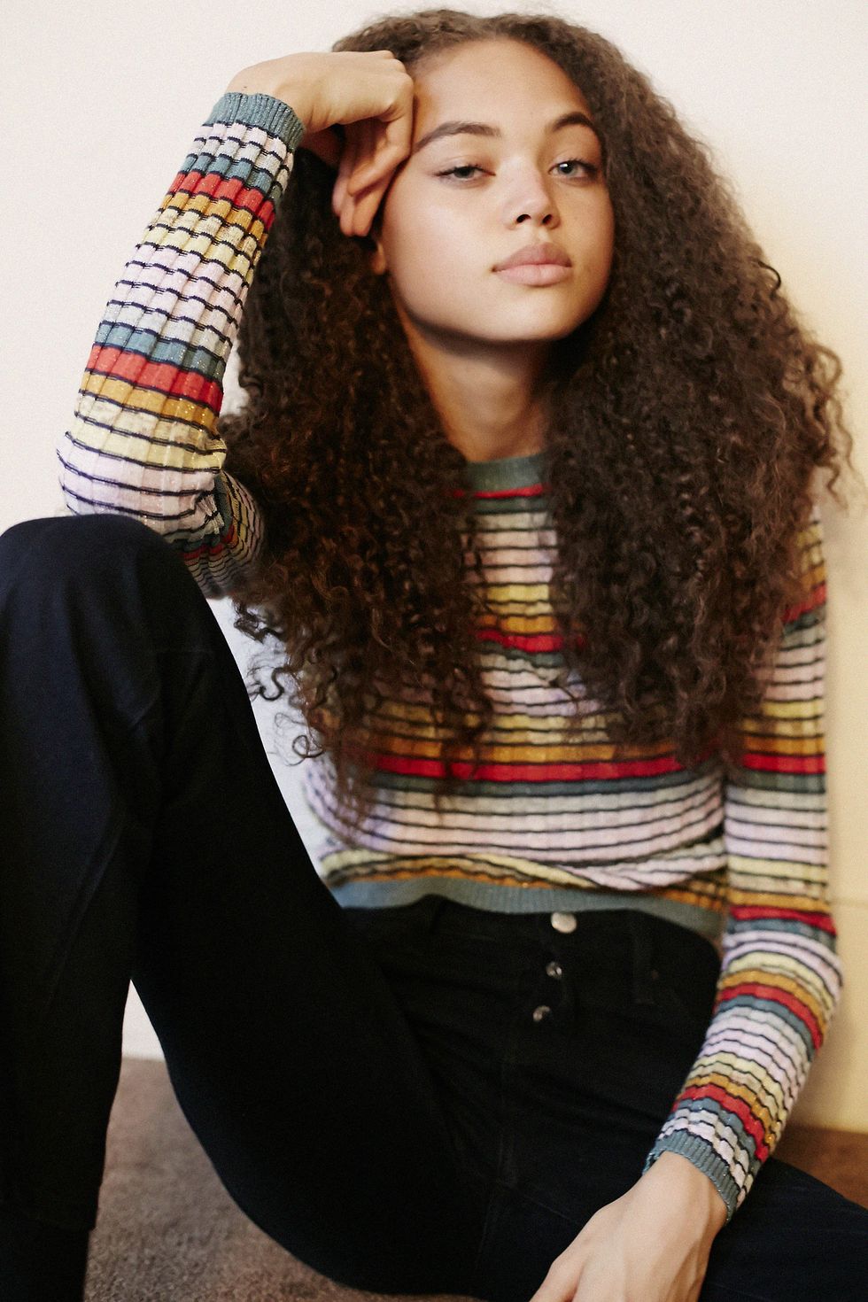 Lip, Brown, Hairstyle, Textile, Joint, Denim, Style, Sitting, Beauty, Neck, 