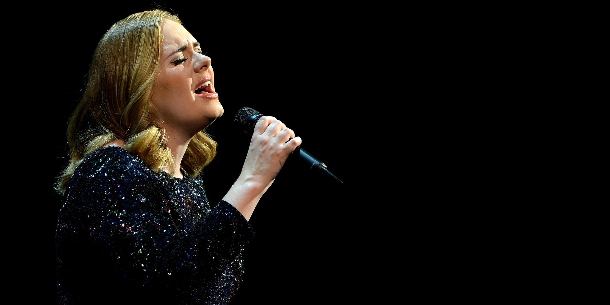 Adele dedicates performance to Orlando victims