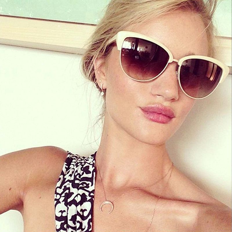 <p>There's just something about white sunnies that demand a selfie. Just ask Rosie Huntington-Whiteley. </p>