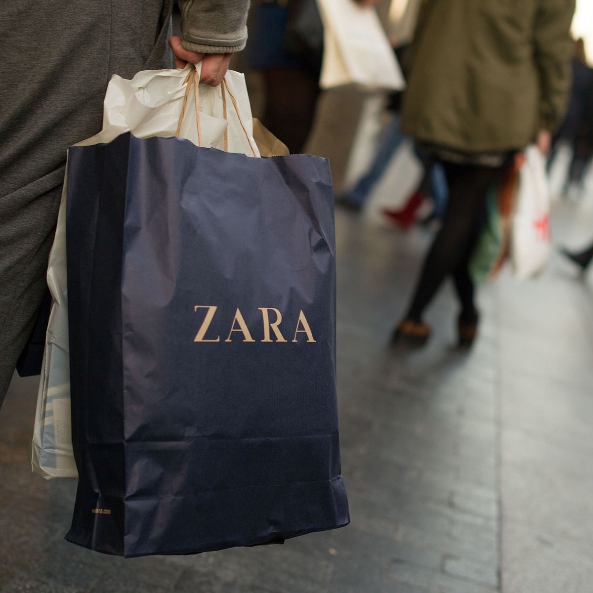 347 Zara Shopping Bag Stock Photos, High-Res Pictures, and Images