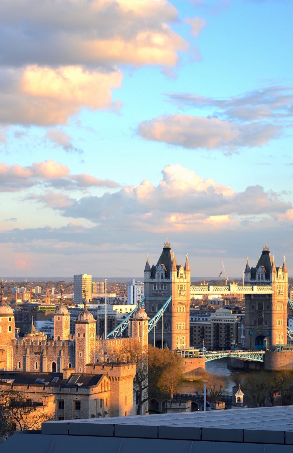 <p>Some of the best views in London are at the most unexpected locations. Believe it or not, this is the lookout from the Hilton Double Tree <a href="http://doubletree3.hilton.com/en/hotels/united-kingdom/doubletree-by-hilton-hotel-london-tower-of-london-LONTLDI/dining/index.html?WT.mc_id=zELWAKN0EMEA1DT2DMH3LocalSearch4DGGenericx6LONTLDI" target="_blank">Sky Lounge</a>; it's one of the best views over the City of London and the perfect spot for a tasty cocktail while watching the sunset over the Thames.</p>