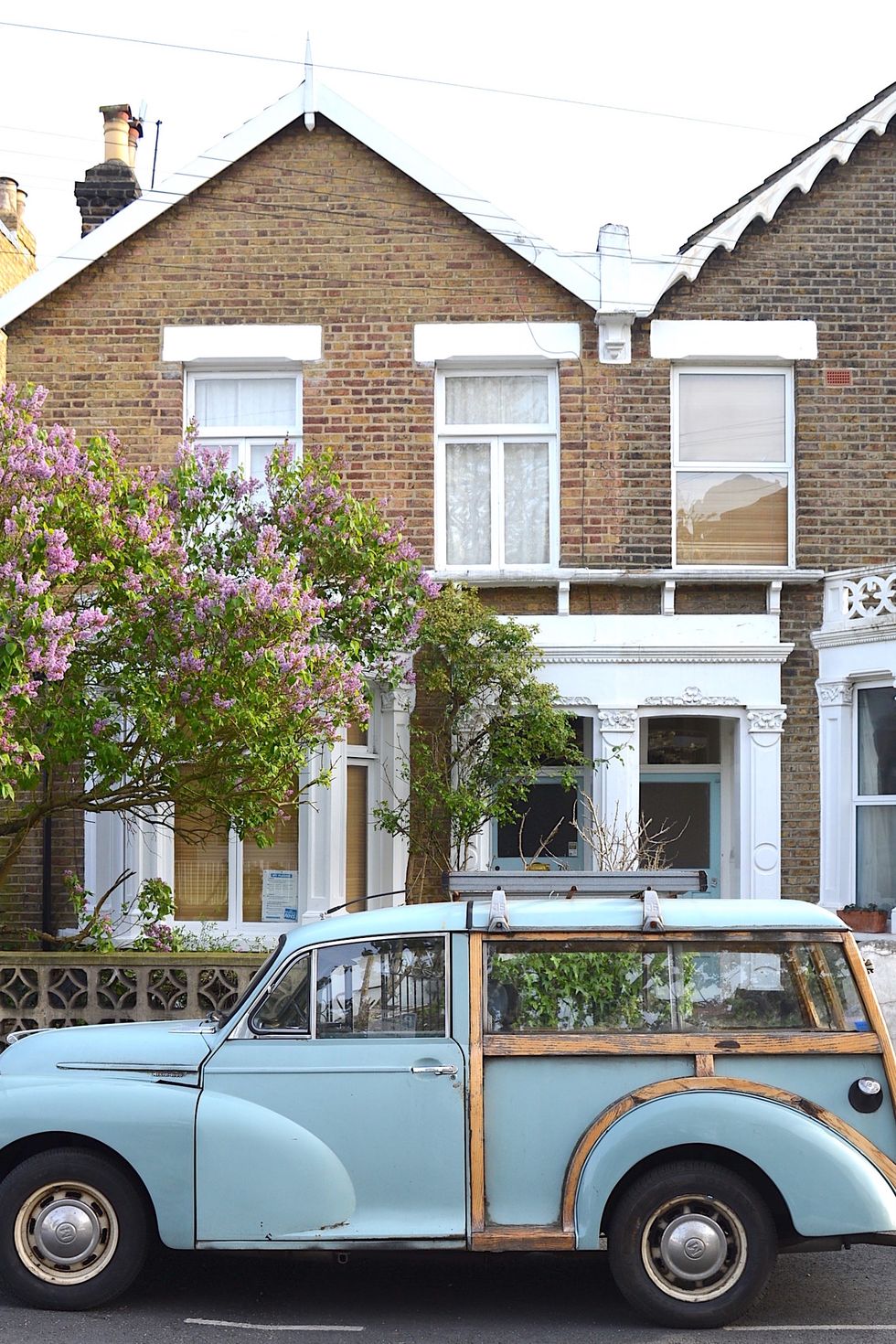 <p>What would London be without its vintage cars? And when they are this cute and parked in front of a pretty house it's even better!  </p>