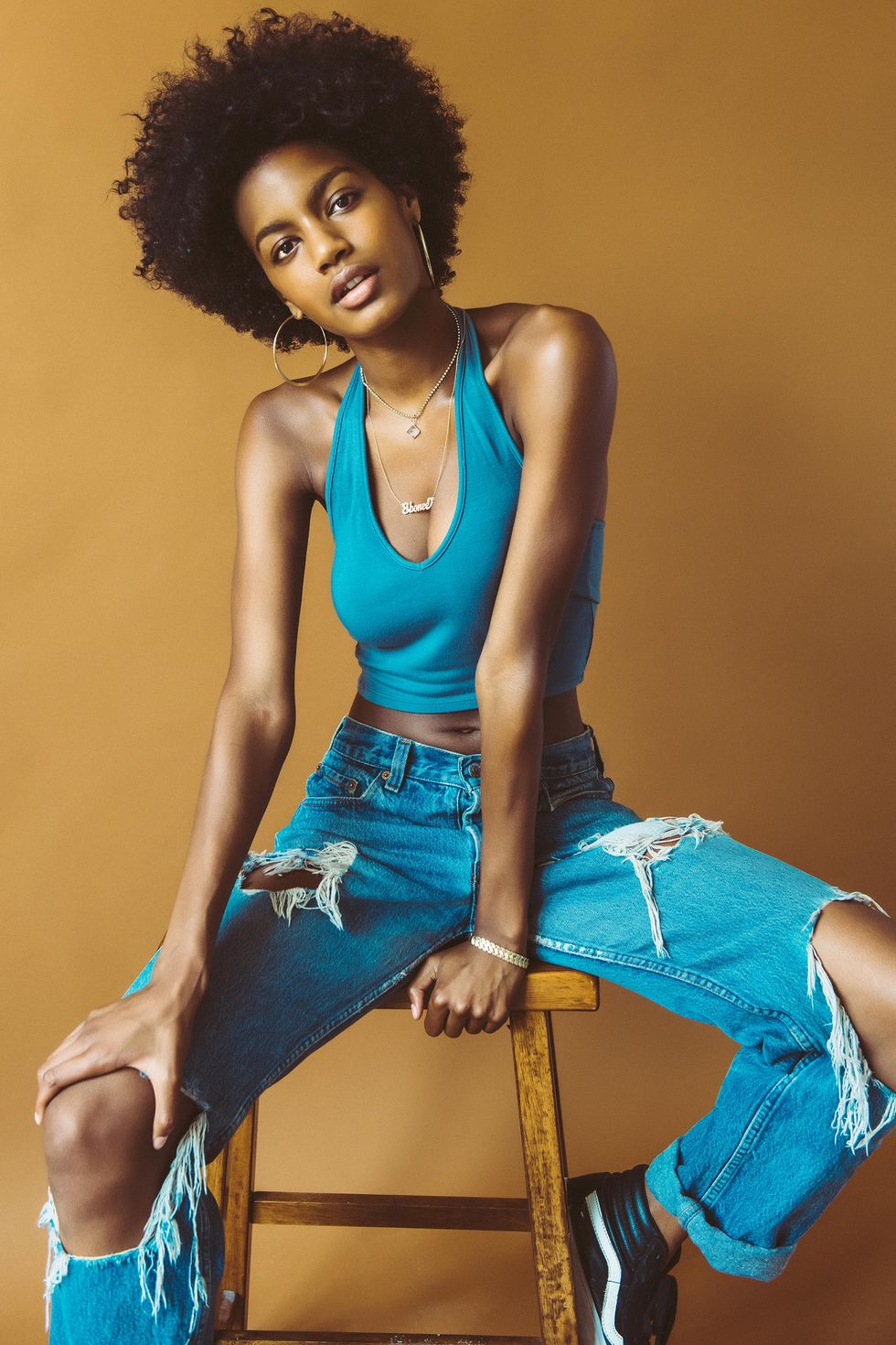 Nose, Blue, Hairstyle, Shoulder, Joint, Jheri curl, Human leg, Jewellery, Sitting, Style, 