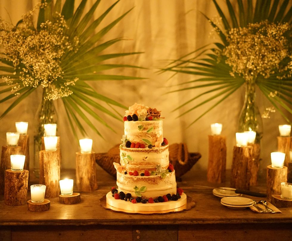 Lighting, Cake, Dessert, Baked goods, Ingredient, Food, Sweetness, Decoration, Serveware, Cake decorating, 