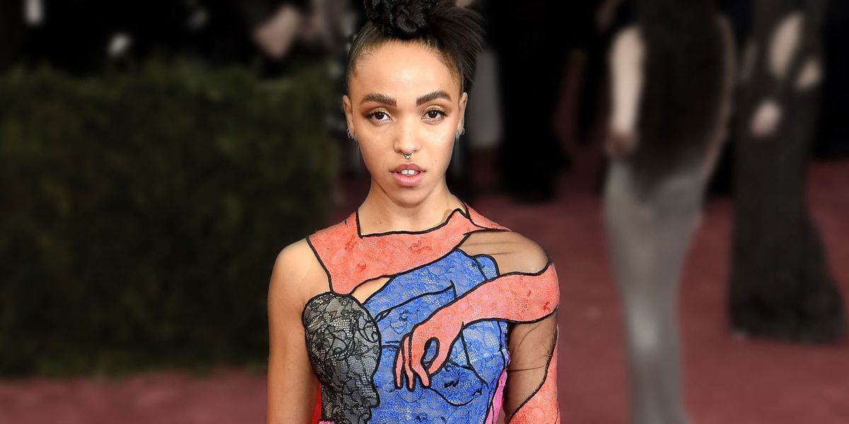 Fka twigs calvin klein. Adidas FKA Twigs. ФКА Твигс тату. FKA Twigs в полный рост. Певица FKA Twigs 2020 фильм Антибеллум.