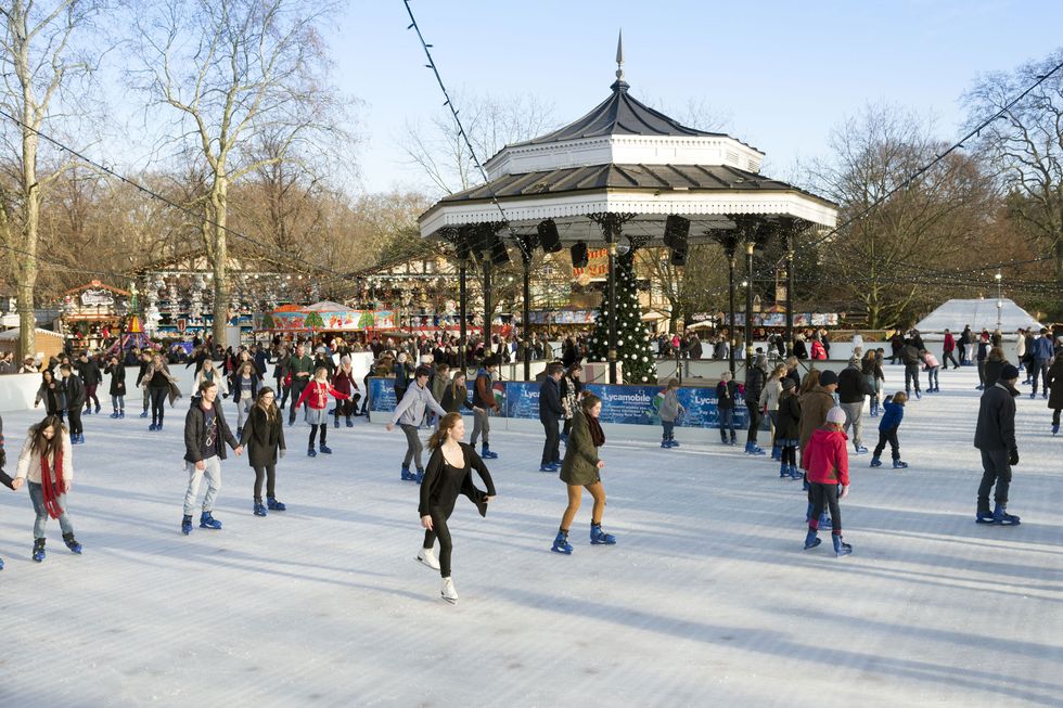 Recreation, Ice skate, Winter, Leisure, Public space, Outdoor recreation, Ice rink, Tourism, Snow, Youth, 