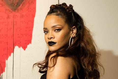 Rihanna usando lÃ¡piz labial negro