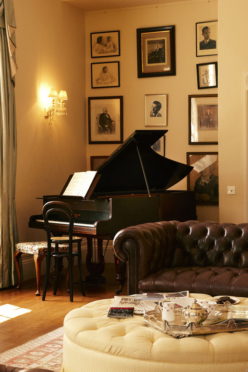 Interior design, Room, Brown, Living room, Property, Floor, Furniture, Musical instrument, Wall, Home, 