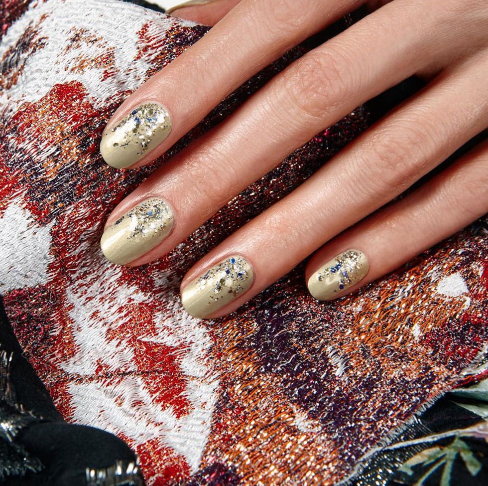 <p>Take a gold nail look one step further by diffusing a thick glittery top coat starting at cuticle.</p>

<p><a href="https://www.instagram.com/p/BAOLB6fxL1N/?taken-by=jinsoonchoi" target="_blank" data-tracking-id="recirc-text-link">@jinsoonchoi</a></p>