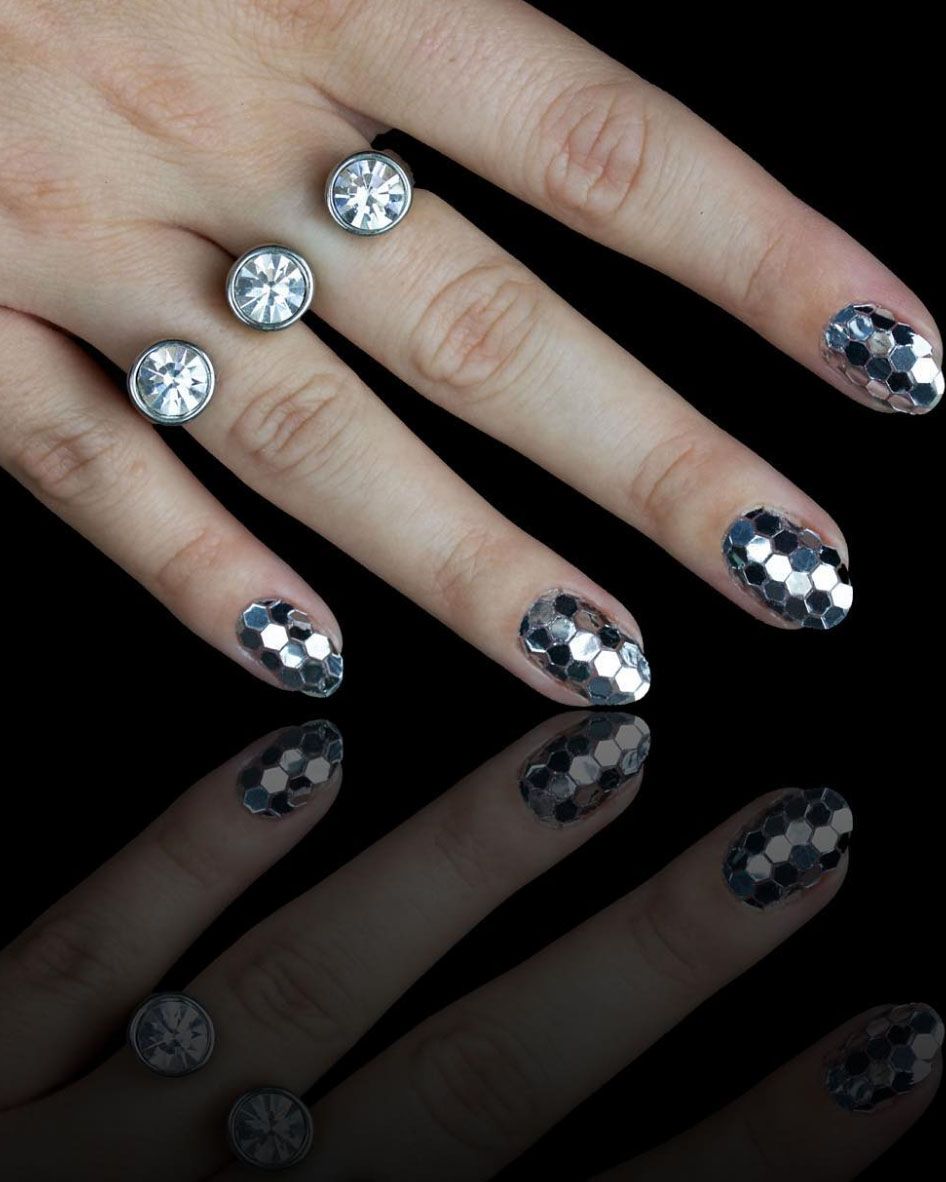 <p>Disco nails inspired by New York City's ball drop.</p>

<p><del data-redactor-tag="del"></del></p>

<p><a href="https://www.instagram.com/p/9Peor7t77p/" target="_blank" data-tracking-id="recirc-text-link">@chelseaqueen</a> </p>