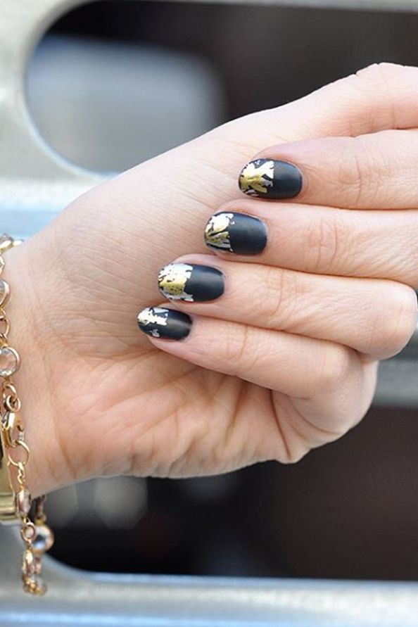 <p>Brighten up a matte black base with imperfectly placed gold foil.</p>

<p><a href="https://www.instagram.com/p/BA28KzAmsA9/?taken-by=paintboxnails&amp;hl=en" target="_blank" data-tracking-id="recirc-text-link">@paintboxnails</a></p>