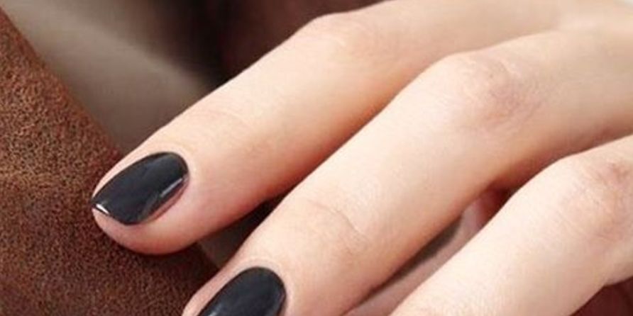 <p>A complementary accent nail helps break up a dark manicure.</p>

<p><a href="https://www.instagram.com/p/BM5uVdGhq7H/?taken-by=oliveandjune&amp;hl=en" target="_blank" data-tracking-id="recirc-text-link">@oliveandjune</a></p>