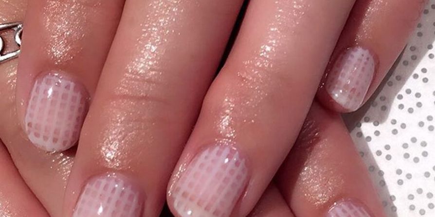 <p>The subtle side of nail art: sheer, pink crisscrossed lines.</p>

<p><a href=" https://www.instagram.com/p/BJie_DBBaA_/?taken-by=vanityprojects" target="_blank" data-tracking-id="recirc-text-link">@vanityprojects</a></p>