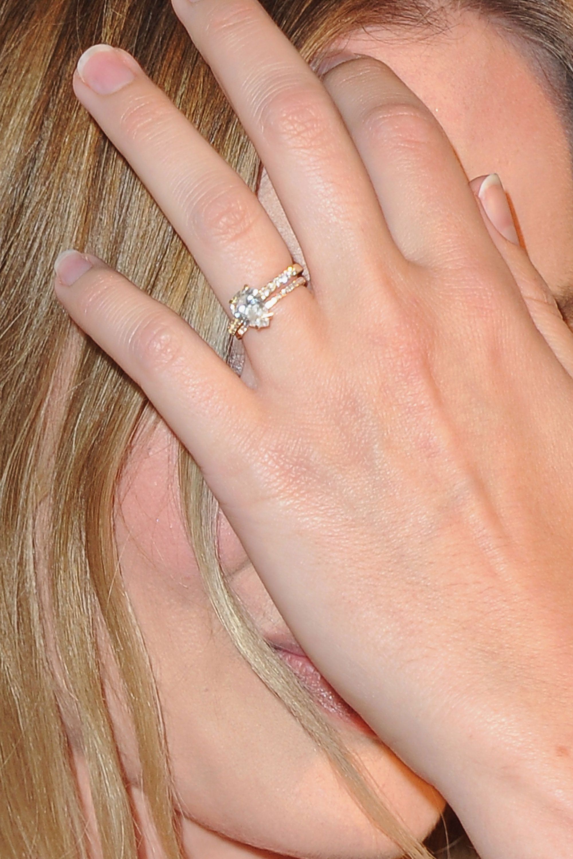 margot robbie engagement ring