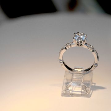Buying engagement ring at auction