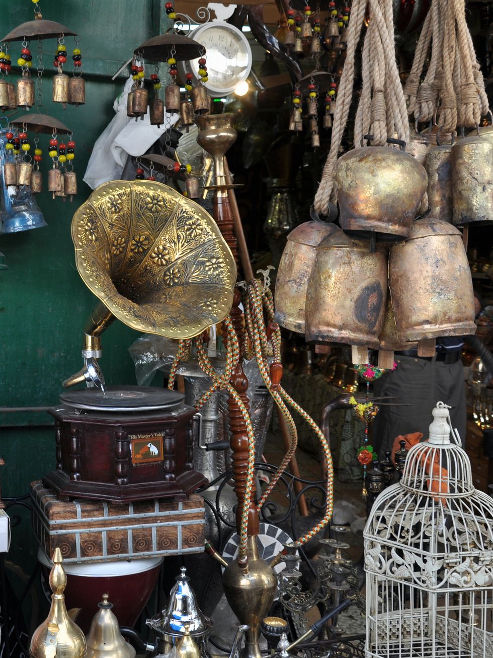 Idiophone, Collection, Brass, Antique, Bronze, Natural material, Collectable, Market, Souvenir, Temple, 