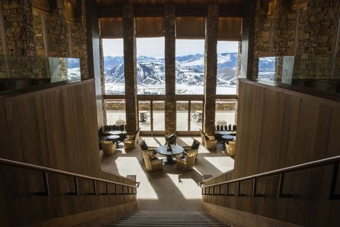 tökéletes helyen, közel a Sziklás-hegység Jackson Hole resort, Amangani egy menedéket a nyugtalan. A Grand Teton és a Yellowstone Nemzeti Parkok közelében található szálloda 2135 méteres tengerszint feletti magasságban kínál végtelen Apr-sítevékenységet. Kelj fel hajnalban Pilates-re és jógára Az ébredő élővilággal, menj ki egy hőlégballonban, ússz a 35 méteres fűtött szabadtéri medencében, vagy indulj szánkózni egy nap után Amerika legszebb lejtőin. Minden redwood-paneles hálószoba terasszal rendelkezik, ahonnan megcsodálhatja a tájat, valamint az elhaladó jávorszarvas és jávorszarvas. Körülbelül 630 egy szoba egy éjszaka (aman.com).