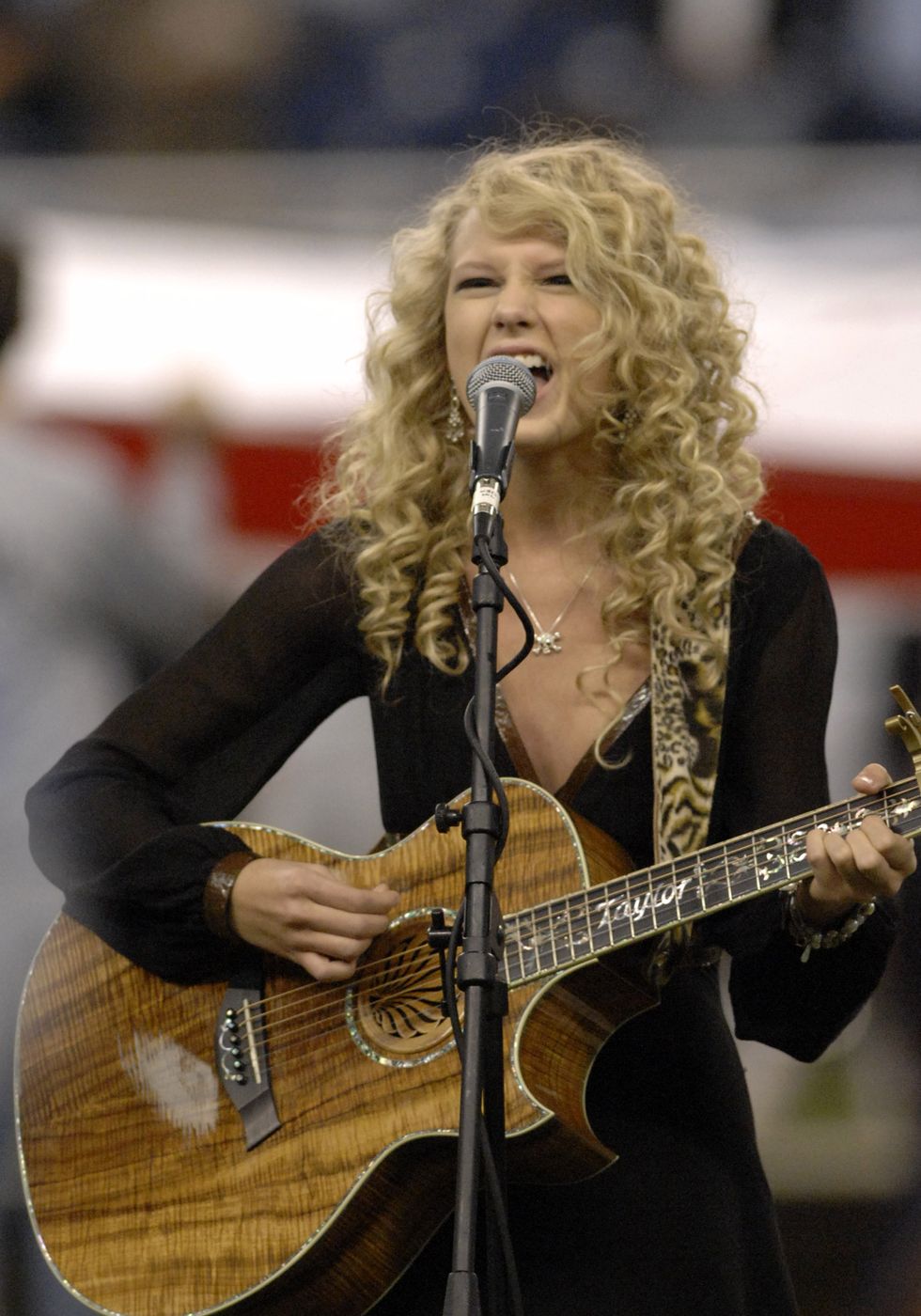 <p>In one of her earliest televised performances, Taylor Swift belted out the&nbsp;National Anthem at the&nbsp;Detroit Lions/Miami Dolphins&nbsp;Thanksgiving Day game in&nbsp;2006<span class="redactor-invisible-space" data-verified="redactor" data-redactor-tag="span" data-redactor-class="redactor-invisible-space">—complete with her acoustic guitar and old-school curls.&nbsp;</span></p>