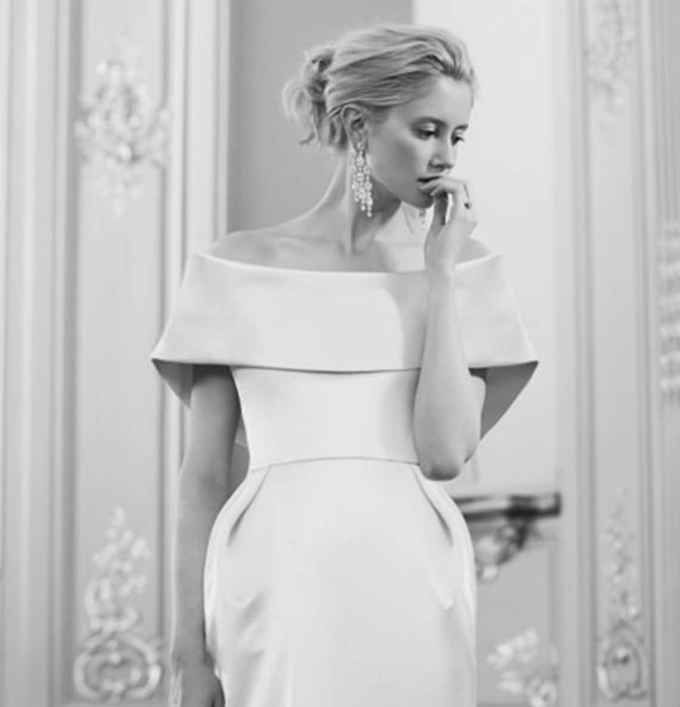 Clothing, Hair, Head, Hairstyle, Sleeve, Shoulder, Dress, Joint, White, Formal wear, 
