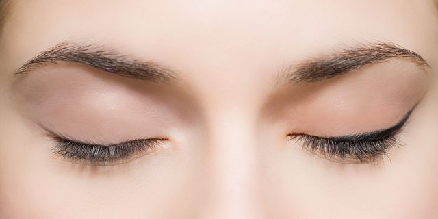 Liquid eyeliner application