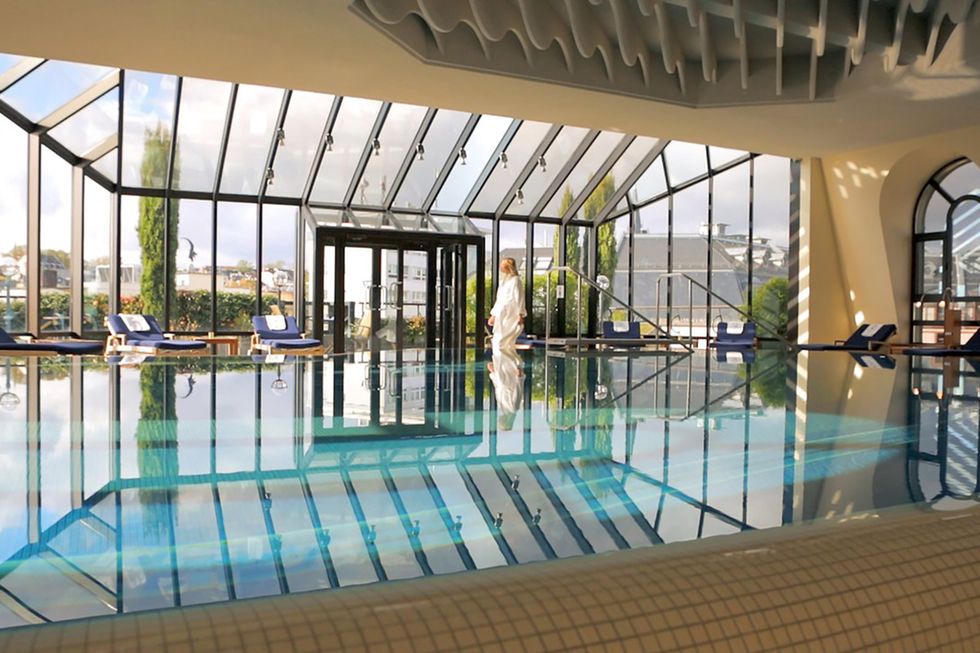 Swimming pool, Leisure centre, Building, Property, Leisure, Architecture, Real estate, Interior design, Resort, Glass, 