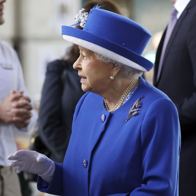 Queen visits Grenfell Tower victims | ELLE UK