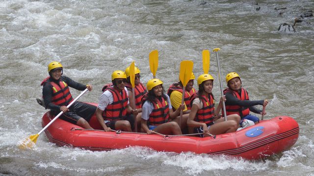 Obamas go white water rafting in Bali