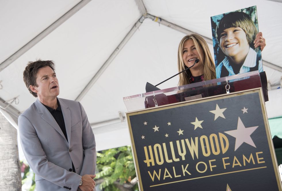 Jason Bateman (L) and Jennifer Aniston attend Jason Bateman's star unveiling ceremony on the Hollywood Walk of Fame, July 26, 2017 in Hollywood, California. / AFP PHOTO / VALERIE MACON (Photo credit should read VALERIE MACON/AFP/Getty Images)