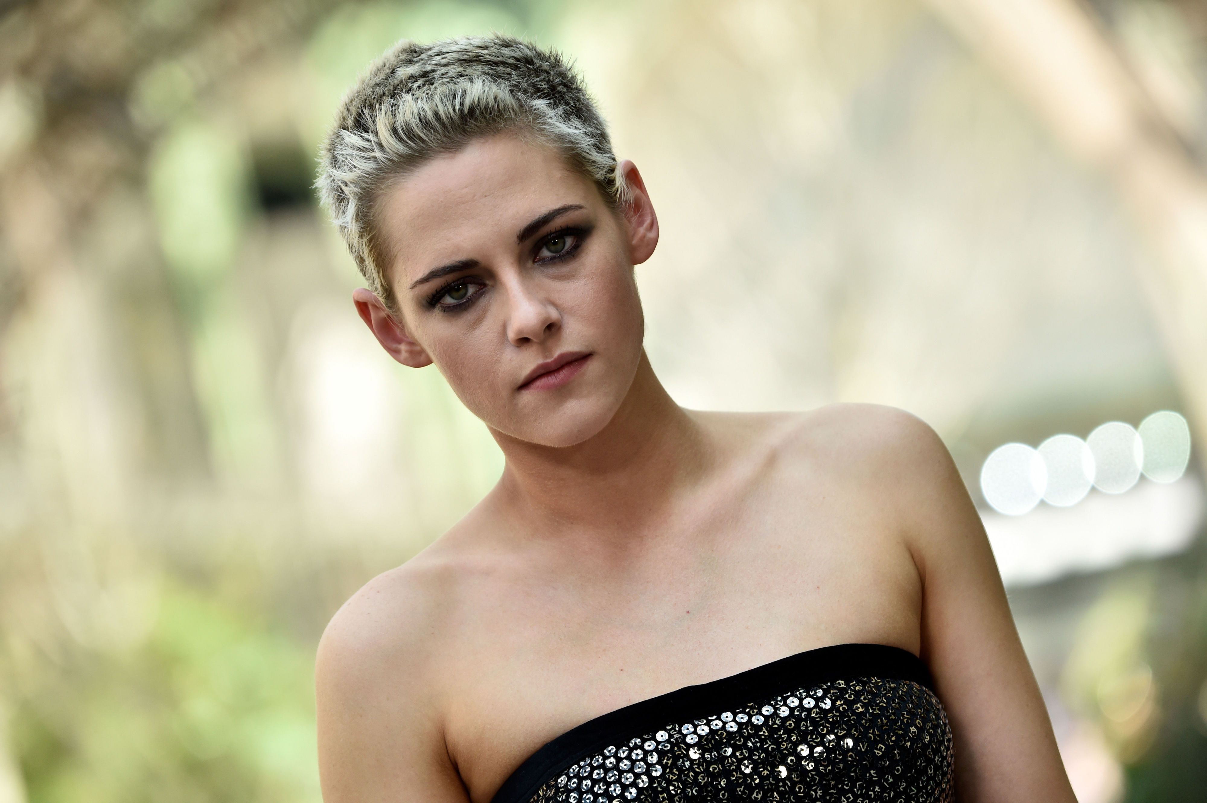 First Look at Kristen Stewart as Princess Diana - The Nosey Snake