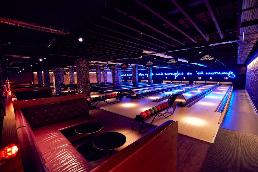 Bowling, Light, Ten-pin bowling, Lighting, Ball, Architecture, Individual sports, Bowling equipment, Night, Building, 