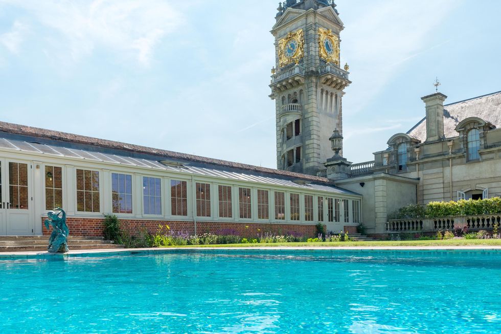 Landmark, Building, Swimming pool, Architecture, Water, Leisure, Tower, City, Vacation, Estate, 