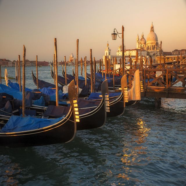 Gondola, Water transportation, Boat, Vehicle, Watercraft, Waterway, Water, Evening, Sky, Reflection, 
