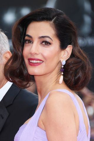 A máscara facial Amal Clooney usa antes de tapete vermelho close-ups