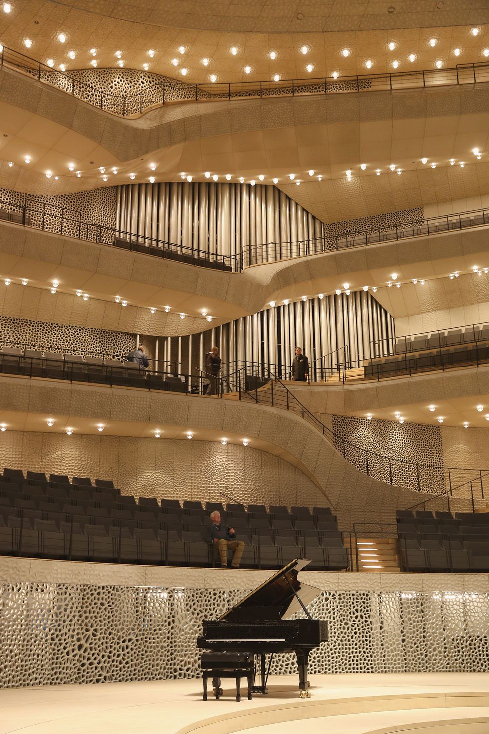 Lobby, Architecture, Building, Technology, Piano, Pianist, Interior design, Ceiling, Concert hall, Bench, 