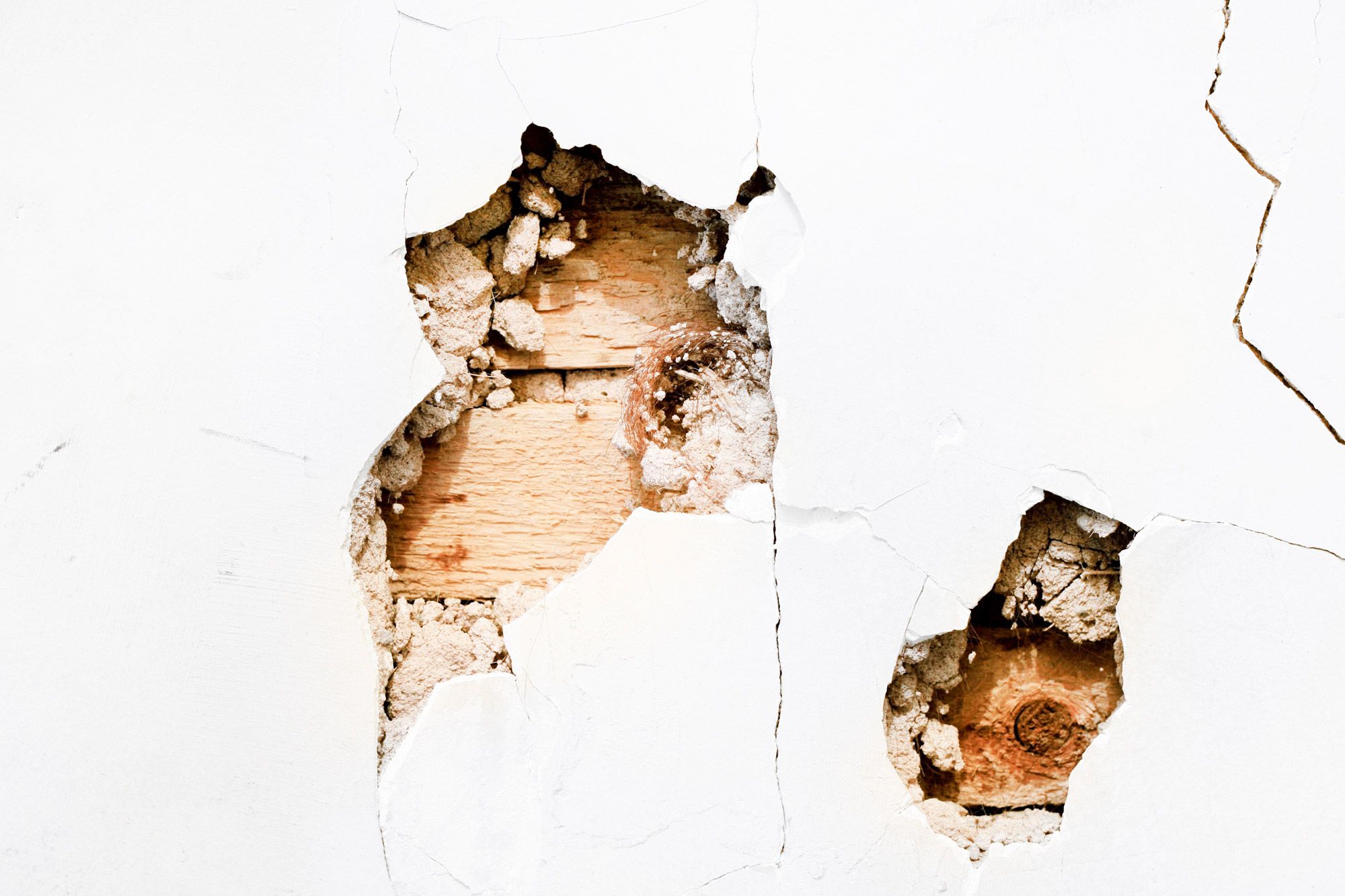 How To Fix Holes Or Cracks In Plaster