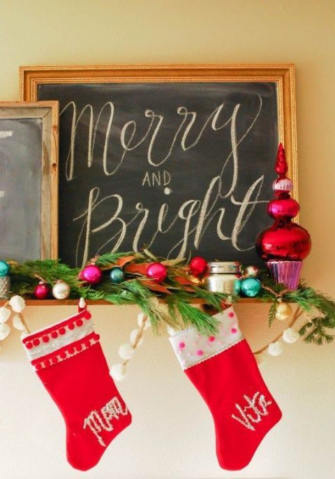 <p>Whether it's a name or a pattern, decorating your stocking with a phrase made out of tinsel immediately looks festive.</p><p><a href="http://theproperblog.com/diy/diy-tinsel-typography-christmas-stockings/" target="_blank"><em>Get the tutorial at Proper »</em></a> </p>