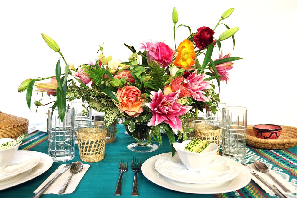 Serveware, Petal, Dishware, Bouquet, Flower, Drinkware, Tableware, Floristry, Tablecloth, Centrepiece, 