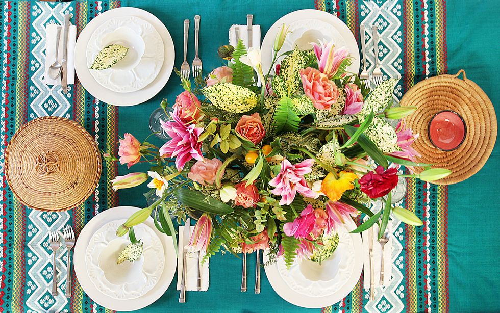 Serveware, Dishware, Bouquet, Flower, Petal, Plate, Tablecloth, Cut flowers, Flower Arranging, Floristry, 
