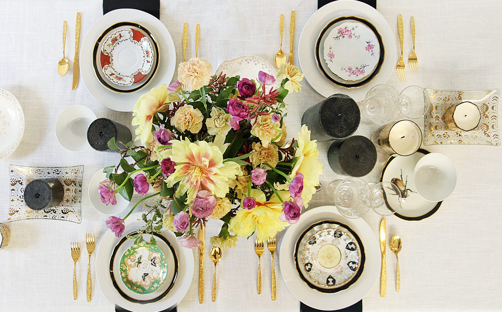 centro de flores en amarillo y rosa en la mesa de comedor