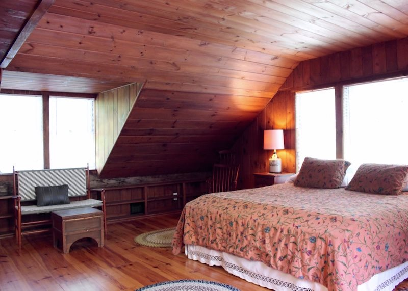 Wood, Room, Hardwood, Interior design, Floor, Property, Bed, Textile, Wall, Ceiling, 