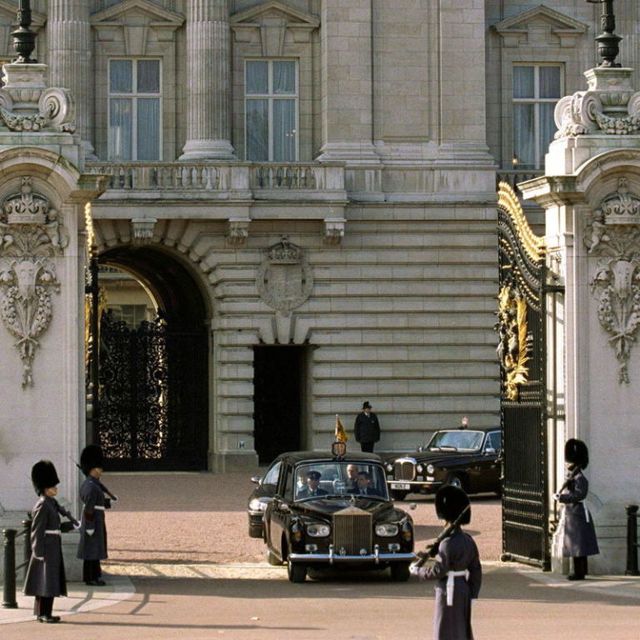 Buckingham-palace-entrance