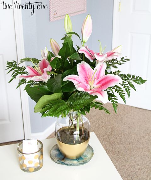 Petal, Flower, Flowerpot, Interior design, Serveware, Flowering plant, Floristry, Vase, Artifact, Centrepiece, 
