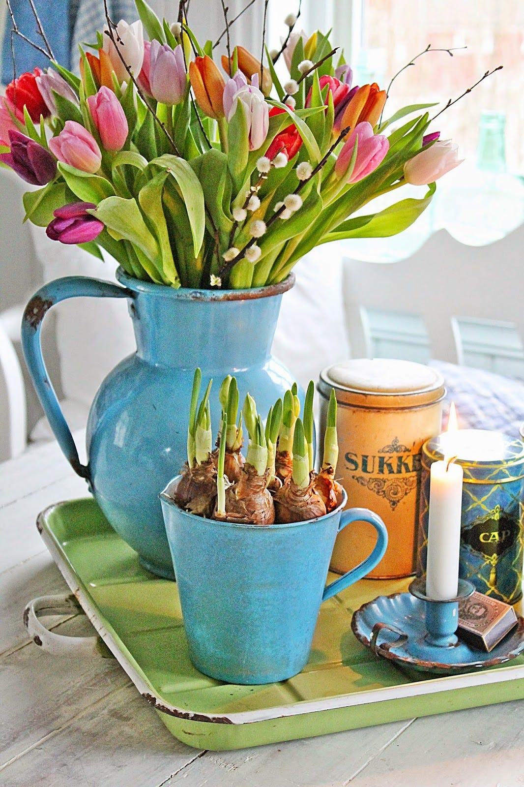 arreglo de flores con tulipanes y bulbos de narcisos