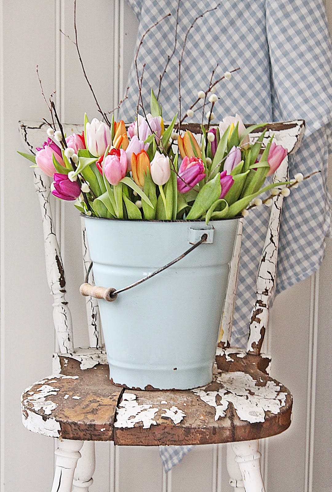 centro de flores de tulipanes en un cubo vintage