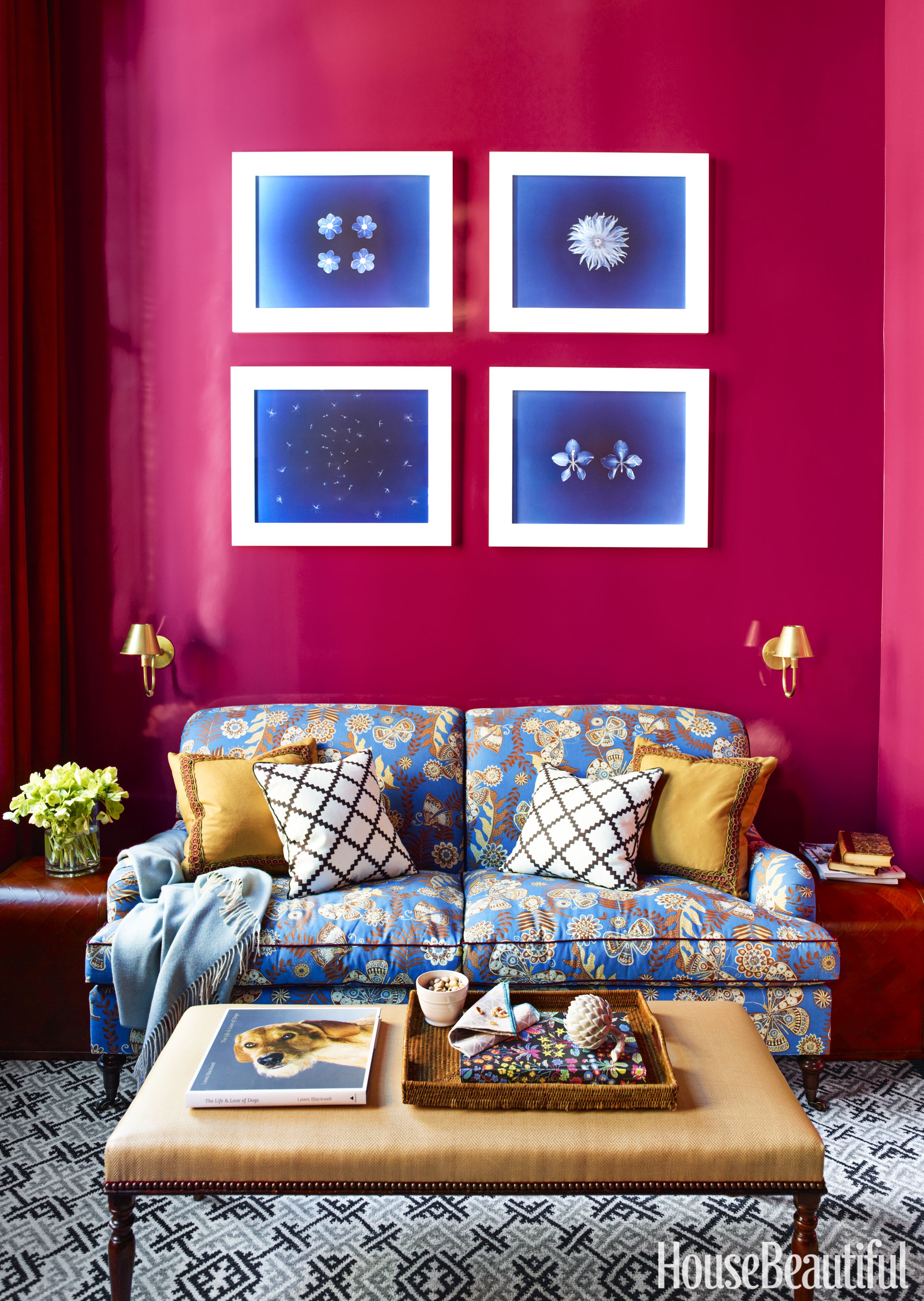 Duvarlarda C2 Paint'in Mulberry'si ile başlayan derin, zengin renkler, sıcak ve davetkar bir çalışma oluşturur. Müşterilerin kendi kanepeleri Claudia'da John Stefanidis tarafından yeniden döşendi ve sedirleri Cebu'da Dedar tarafından kurtarıldı. Sahco'nun lavellosunda perdeler. Balıksırtı, Lee Jofa için Bunny Williams Home'un masalarını içiyor. Studio Four NYC tarafından halı.