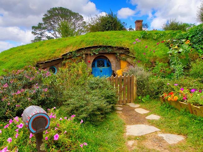 LOTR Hobbiton Bilbo Baggins' Bag End hobbit-hole: Frodo's room.