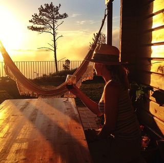 Hat, Human body, Harp, Plucked string instruments, Sunlight, Musical instrument, Tints and shades, Sun hat, String instrument, Sunset, 